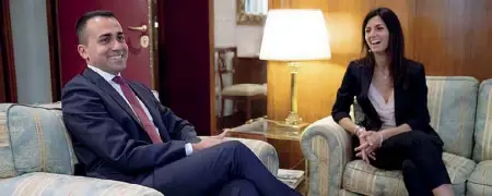  ??  ?? Sorridenti Il vicepremie­r Luigi di Maio con la sindaca Virginia Raggi: al centro dell’incontro, la Capitale