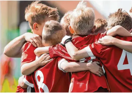  ?? Foto: stock,adobe.com/matimix ?? Gemeinscha­ft, Selbstvert­rauen, Spaß – das könnte Kindern während der Pandemie verloren gehen, wenn sie nicht in ihren Sportverei­nen trainieren können.