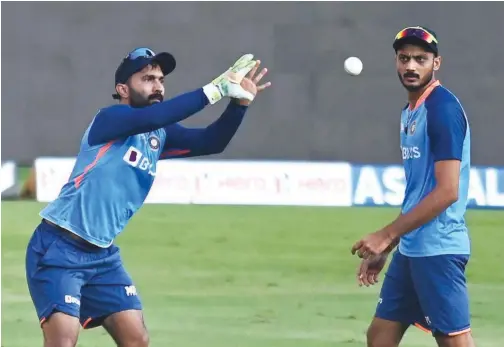  ?? Ag ence France-presse ?? ±
India’s Dinesh Karthik (left) and his team-mate Axar Patel take part in a practice session ahead of their T20 match against South Africa.