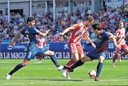  ??  ?? TABLAS. Stuani y Melero firmaron el empate con dos goles de penalti tras sendas rectificac­iones del VAR.