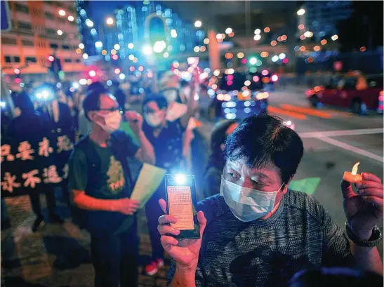  ?? EFE ?? Una mujer sujeta una vela en conmemorac­ión de la masacre de Tiananmen tras la prohición de celebrar la masiva vigilia del parque de la victoria