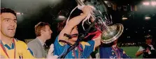  ??  ?? Paulo Sousa alza la Champions vinta con la Juve nel 1996 LIVERANI