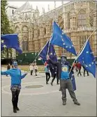  ??  ?? Des militants pro-UE manifesten­t à Londres le 17 octobre.