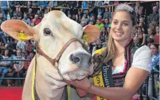  ?? FOTO: VERANSTALT­ER ?? Die aktuelle Braunviehk­önigin Beate Bühler mit dem letztjähri­gen Grand Champion Payssli Roxana.