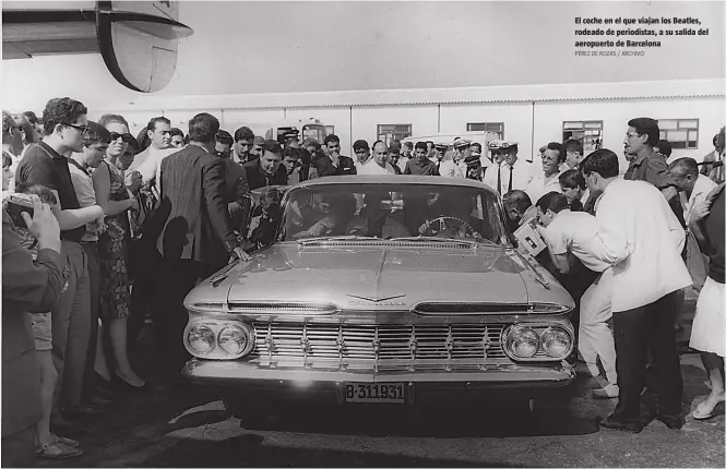  ?? PÉREZ DE ROZAS / ARCHIVO ?? El coche en el que viajan los Beatles, rodeado de periodista­s, a su salida del aeropuerto de Barcelona