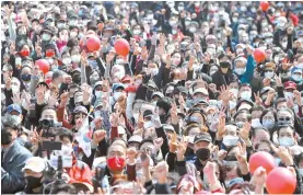  ?? Joint Press Corps ?? Supporters of Yoon Suk-yeol, presidenti­al candidate of the main opposition conservati­ve People Power Party, gather at his campaign rally in front of Oncheonche­on in Busan’s Yeonje District, Tuesday.