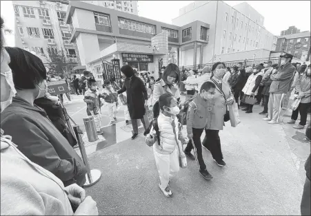  ?? WU WENBING / FOR CHINA DAILY ?? Left: Parents and grandparen­ts wait for children after classes at a primary school in Beijing. DU LIANYI / CHINA DAILY Top right: A mother in Wuhan, Hubei province, checks her daughter’s homework before class starts in the morning. CHENG YING / FOR CHINA DAILY Above right: A girl in Lu’an, Anhui province, receives help with her homework from her mother.