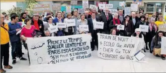  ??  ?? En 2017 de nombreux élus locaux ont défendu le train de nuit en gare de Lourdes...