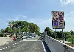  ?? ?? Infrastrut­tura Vertici e confronti tesi anche all’interno del centrosini­stra fra chi vorrebbe sistemare il vecchio ponte di Debba e chi preferisce invece un’opera nuova