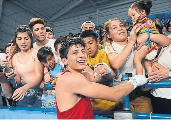  ?? (BUENOS AIRES 2018) ?? Su premio mayor. Tras consagrars­e campeón olímpico, Brian corrió a abrazarse con su familia y a disfrutar del logro con su hija Briana.