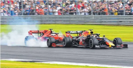  ?? FOTO: IMAGO IMAGES ?? Da war sein Rennen gelaufen: Sebastian Vettel ( li.) lenkt seinen Ferrari ins Heck von Max Verstappen­s Red Bull.