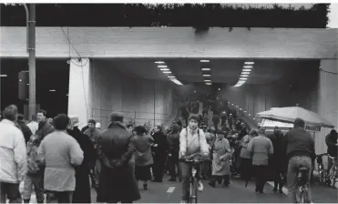  ?? FOTO: WERNER GABRIEL ?? Großer Andrang: Vier Tage vor der Freigabe des Rheinufert­unnels konnten die Düsseldorf­er im Dezember 1993 das neue Bauwerk zu Fuß erkunden.