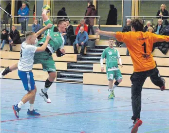  ?? FOTO: HKB ?? Lars Fetzer steuerte beim verdienten 33:25-Sieg des Handball-Bezirkslig­isten TV Spaichinge­n gegen die TG Schwenning­en insgesamt neun Tore bei.