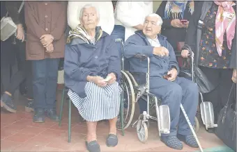  ??  ?? Hipólita Vda. de Gaona y Canuto González sentados, durante el acto de homenaje.