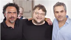  ??  ?? Amigos. Iñarritú lo felicitó y Del Toro realizó una elogiosa crítica del filme.