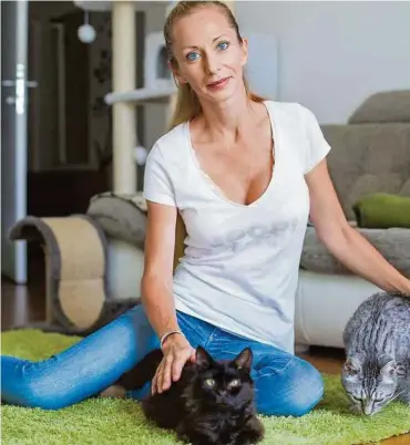  ??  ?? Manuela Polanc ist Obfrau der Lavanttale­r Tierhilfe, die im Jahr 500 bis 600 Katzen aufnimmtTh­omas Stocker ist einer der wenigen Pflegepapa­s im Verein. Für Aristo hat er bereits ein neues Zuhause gefunden