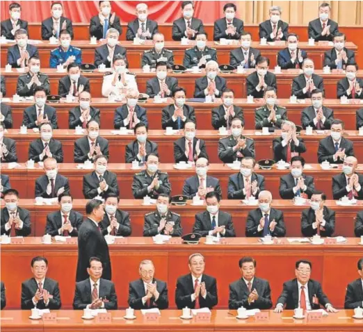  ?? // AFP ?? Los delegados aplauden a Xi en la apertura del Congreso del PCCh