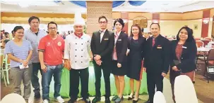  ??  ?? BERBUKA PUASA: Cef Loius, Everret (lima kiri) dan Pengurus Restoran Cafe Rosita, Eddie Mahdar (dua kanan) bersama media pada majlis berbuka puasa malam kelmarin.