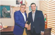  ??  ?? El líder del SNTE, Alfonso Cepeda, se reunió con el gobernador Antonio Echevarría, a quien planteó diversas demandas.