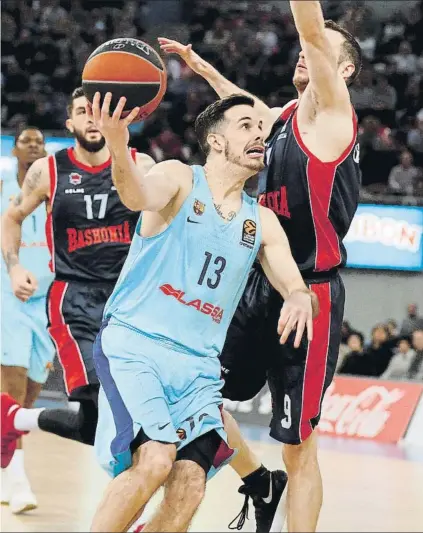  ?? FOTO: EFE ?? Thomas Huertel intenta superar a Marcelinho Huertas. El base francés no logró hacer jugar al Barça, que reaccionó con Ribas