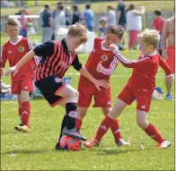  ?? 25_c24footbal­lfestival0­4 ?? Campbeltow­n Pupils 2006/7s Daniel Semple and Mark Robertson surround a Giffnock Thistle player