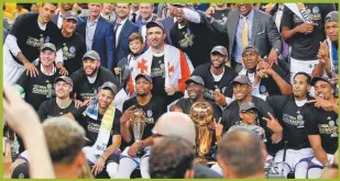  ??  ?? COPADOS. El plantel de los Golden State Warriors festeja el campeonato que le ganaron a Cleveland Cavaliers. Kevin Durant, el alero del equipo de Oakland, California, fue la estrella de la serie.