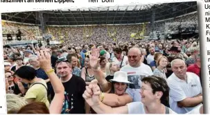  ?? ?? Das Publikum im RudolfHarb­igStadion feierte ausgelasse­n den „Panikpräsi­denten“