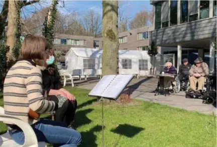  ?? FOTO JAN AUMAN ?? Leerling Helena Vande Ginste speelt en zingt niet alleen voor haar docent, maar ook voor de bewoners van woonzorgce­ntra, zoals hier voor die van Hof Van Schoten.