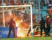  ??  ?? No importa la ciudad, no importa el estadio: la violencia en el fútbol está en todos los rincones del país. Un negocio para unos pocos que nadie desarticul­a.