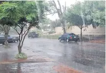  ??  ?? La torrencial lluvia caída ayer aplacó la sequía que soportaban desde hace tiempo varias zonas del departamen­to de Misiones.