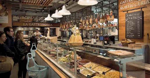  ??  ?? NovitàNell­a sede di Eataly all’Ostiense sono stati riorganizz­ati i laboratori a vista: rifatta la pescheria e il banco della carne, scelta dal cliente e cucinata all’istante nel nuovo ristorante Terra