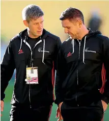  ?? PHOTO: GETTY IMAGES ?? Spot the player? Crusaders assistant coach Ronan O’Gara (left) talks with evergreen first-five-eighth Mike Delany who will make his starting debut for the Crusaders tonight.