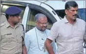  ?? REUTERS ?? Franco Mulakkal (centre), accused of raping a nun, is pictured ■ outside a crime branch office on the outskirts of Kochi.