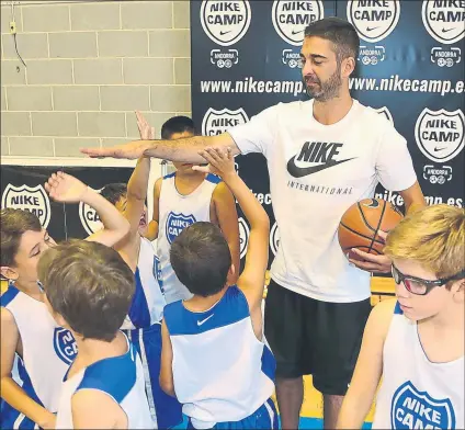  ?? FOTO: NIKE CAMP / ADRIÀ FONTANET ?? Navarro hizo las delicias de los pequeños que participan en el campus Nike de Andorra