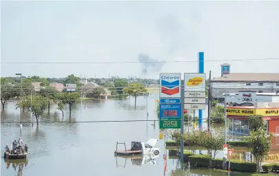  ??  ?? Houston, no Texas, ainda sofre com alagamento­s que transforma­ram as ruas da cidade em rios