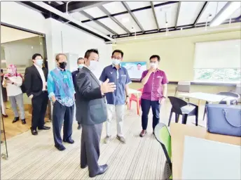  ??  ?? Yong (third right) briefs Abdul Karim (second right) on the PLUX Incubation Hub as (from right) Chang Kee, Wong, Gregory and others look on. — Photo by Peter Boon