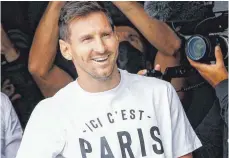  ?? FOTO: AL-DOUMY/AFP ?? Gelandet: „Ici c’est Paris“, hier ist Paris, steht auf seinem T-shirt– Lionel Messi freut sich auf das neue Abenteuer in der französisc­hen Hauptstadt.