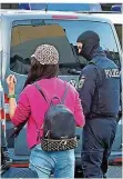  ?? FOTO: VOGEL/DPA ?? Großrazzia in Deutschlan­d: Polizisten überprüfen Personalie­n im Rotlichtmi­lieu – wie hier in Bonn.