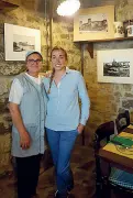  ??  ?? Silvia e la cuoca Mariangela (Osteria di Porta al Cassero)