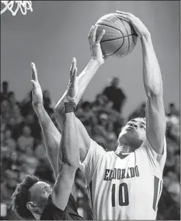  ?? Arkansas Democrat-Gazette/MITCHELL PE MASILUN ?? El Dorado’s Daniel Gafford averaged 17.4 points, 16.0 rebounds and 7.7 blocked shots per game during his senior season. He has signed a letter of intent to play at the University of Arkansas, Fayettevil­le.