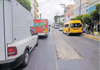  ?? ?? Obra nueva de la 5 Oriente luce en mal estado tras reparación /FOTOS: IVÁN RODRÍGUEZ