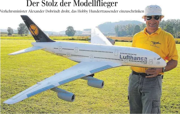  ?? ARCHIVFOTO: BETTINA MUSCH ?? Der Verkehrspi­lot und Hobby-Modellflie­ger Michael Thaler 2010 mit seinem Airbus „Grünkraut“.