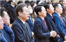  ?? Joint Press Corps ?? Easter truce
Lee Jae-myung, third from left, chairman of the main opposition Democratic Party of Korea, and Won Hee-ryong, fourth from left, attend an Easter church service in Incheon, Sunday. Lee and Won are vying for a seat in Incheon’s Gyeyang-B constituen­cy in the upcoming general elections on April 10.