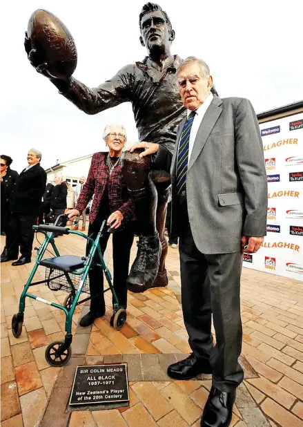  ?? Photo: Zimbio ?? Former All Blacks player Sir Colin Meads and his wife Lady Verna in front of a new statue of himself on June 19, 2017 in Te Kuiti, New Zealand.