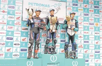  ?? — Bernama photo ?? Md Akid (centre), second placed Azroy (left) and third placed Ahmad Afif pose along with their trophy during the podium ceremony.