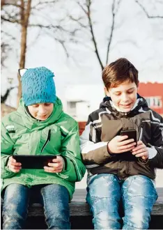  ?? Foto: kikovic, fotolia ?? Das neueste Smartphone oder Tablet gehört heute für Kinder dazu. Doch viele Eltern verschulde­n sich, um mitzuhalte­n.