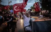  ??  ?? Avant même l’annonce des résultats définitifs, les scènes de liesse se sont multipliée­s parmi les partisans du président turc (ci-dessus à Istanbul). (Photo MaxPPP/DPA)