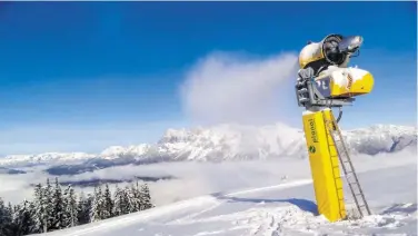  ??  ?? Die Grundlage für sicheren Skibetrieb wird im Vorwinter gelegt – wenn es kalt genug ist.