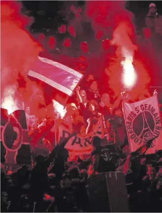  ?? ?? Los ultras del PSG, durante un partido