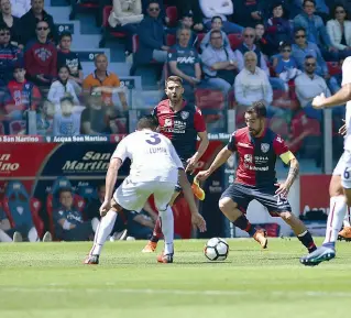  ??  ?? Nella foto in alto il portiere Antonio Mirante, decisivo nel secondo tempo della partita di Cagliari. Nella foto sotto un’azione della squadra sarda a centrocamp­o contrastat­a dai giocatori del Bologna